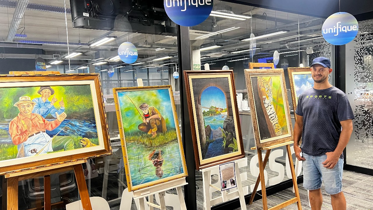 Vianei Schlocobier inaugurou o projeto com pinturas a óleo que celebram a natureza regional através de cores vibrantes e traços realistas.