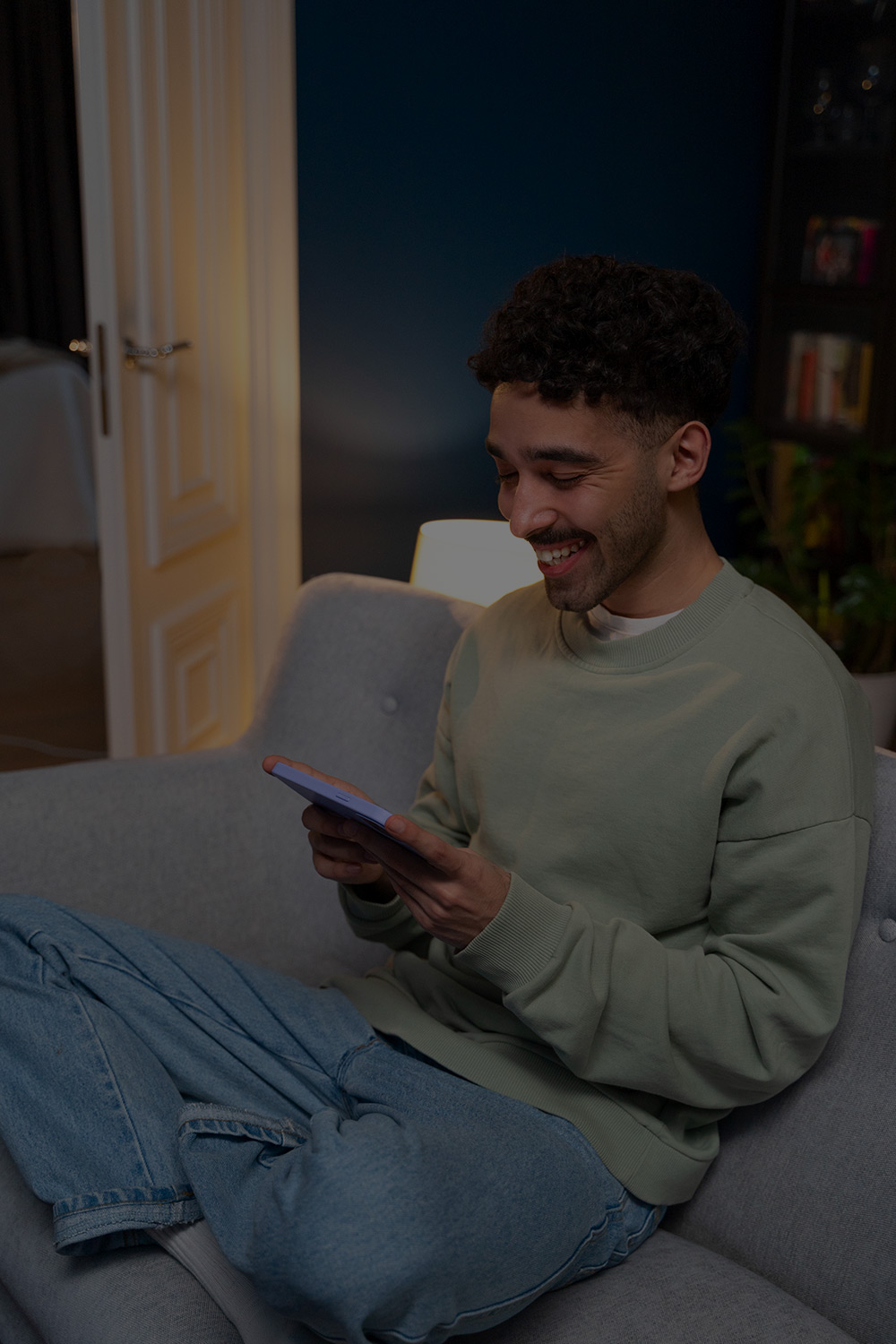 Homem sorrindo com um tablet